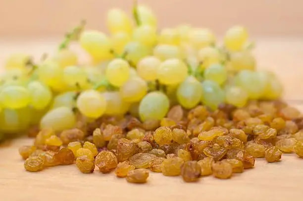 تصویر 1 از کشمش پلویی طلایی درخشان و تازه