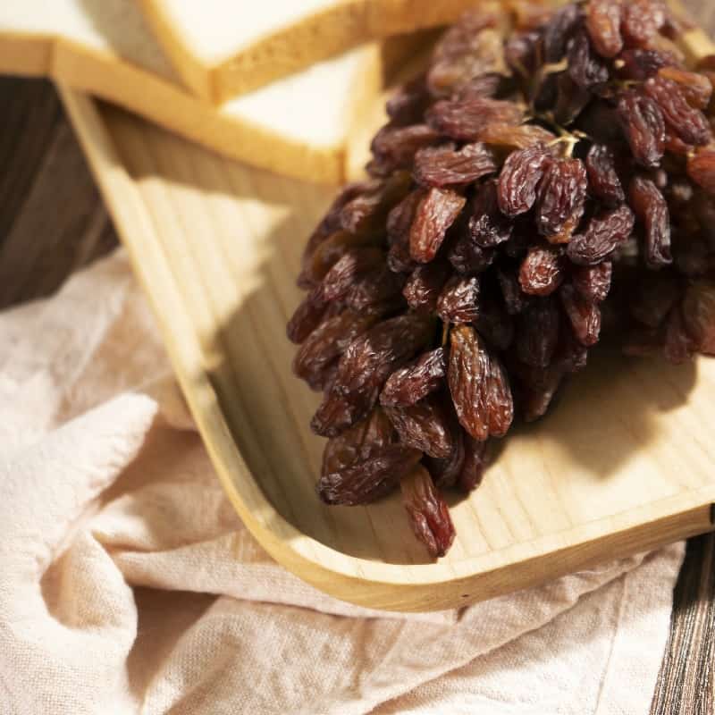 کشمش پلویی سایه‌ خشک درجه یک نرم طبیعی و خوش‌ عطر