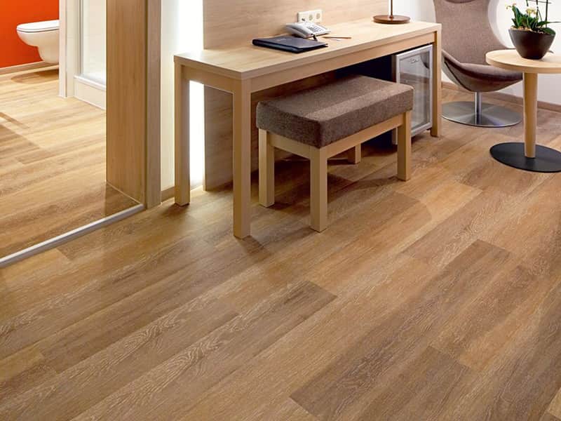 تصویر 3 از کفپوش PVC طرح پارکت با تنوع رنگی و طراحی مدرن