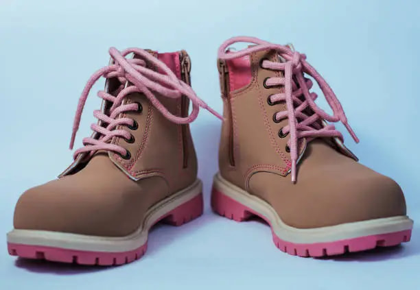 کفش ایمنی صورتی راحت و خاص برای هر فعالیت