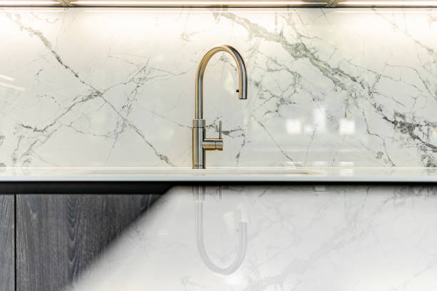 سنگ مرمریت سفید روشن با رگه‌ های ظریف و جلوه لوکس