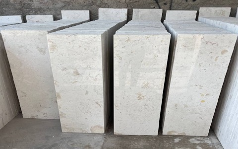 تصویر 3 از سنگ مرمریت جوشقان با زمینه روشن و رگه‌ های منظم