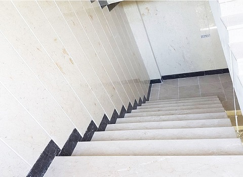 تصویر 1 از سنگ مرمریت جوشقان با زمینه روشن و رگه‌ های منظم