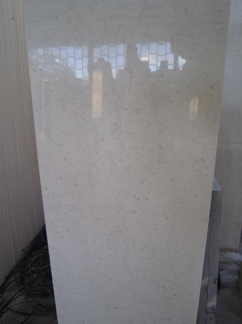 تصویر 2 از سنگ مرمریت جوشقان با زمینه روشن و رگه‌ های منظم