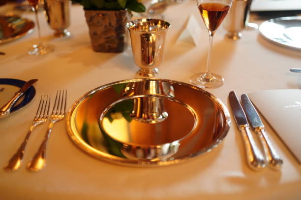 بشقاب یکبار مصرف مجلسی ظاهری شیک مناسب پذیرایی رسمی