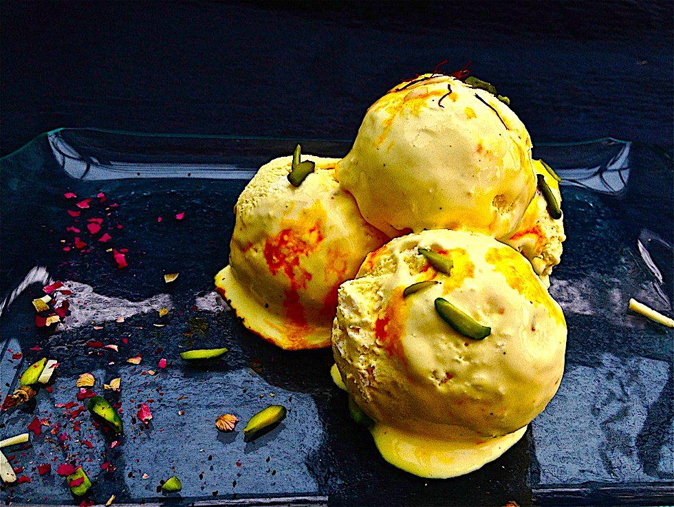 بستنی سنتی زعفرانی اصیل با تکه های درشت پسته اعلا