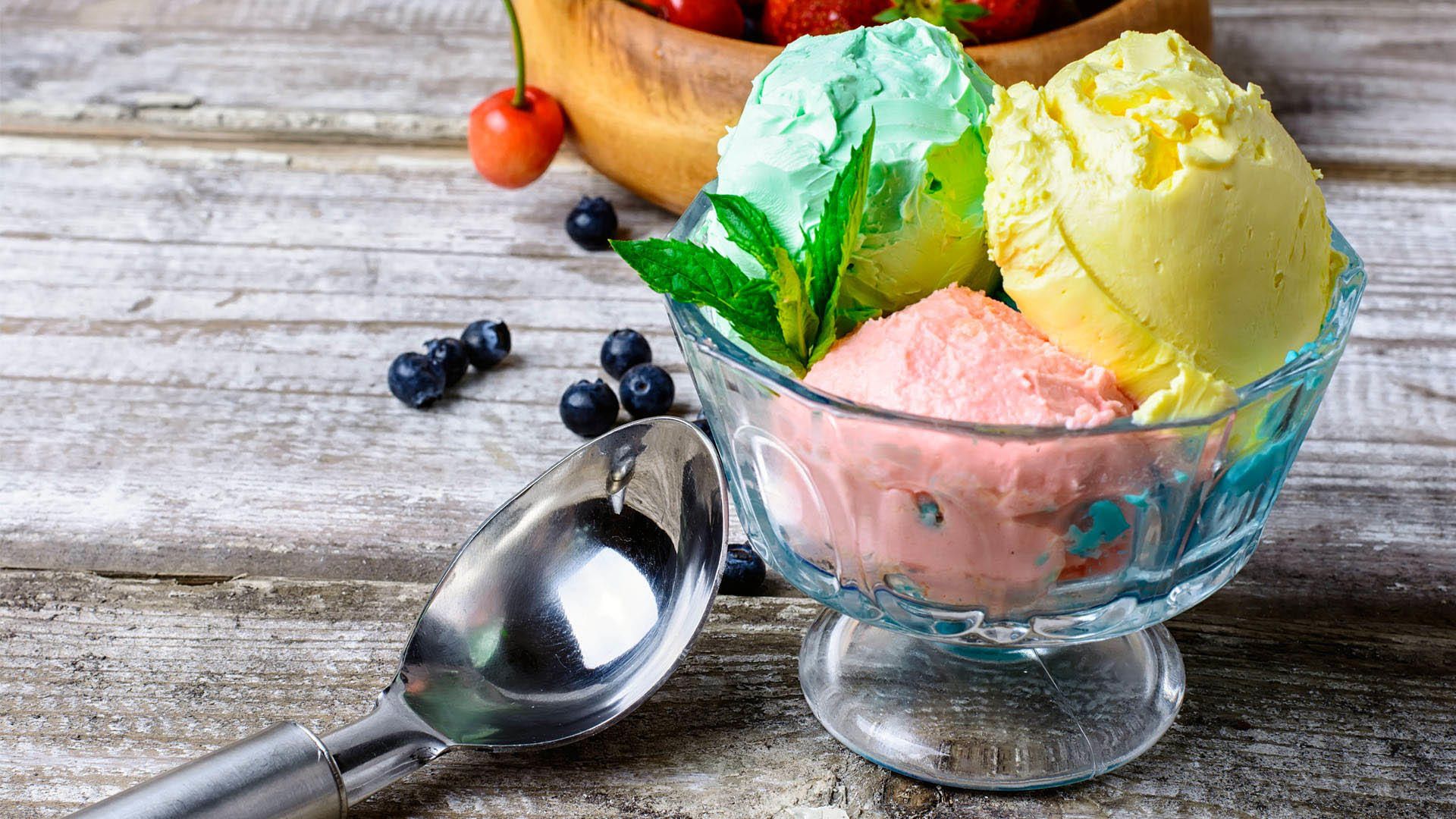 بستنی سنتی با شیر تازه و بدون استفاده از طعم دهنده مصنوعی