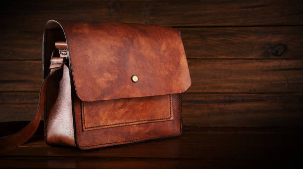 کیف چرم از چرم طبیعی با دوخت ظریف و طراحی کاربردی