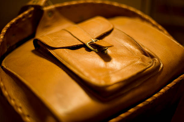 کیف چرم زنانه سبک و بادوام با فضای کافی برای وسایل ضروری