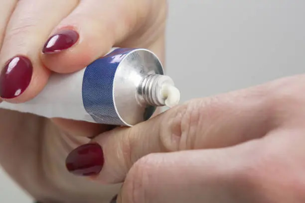 کرم پوست دور ناخن تغذیه ‌کننده و نرم ‌کننده اطراف ناخن