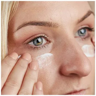 کرم پوست زیبا جهت درخشندگی طبیعی نرمی بیشتر