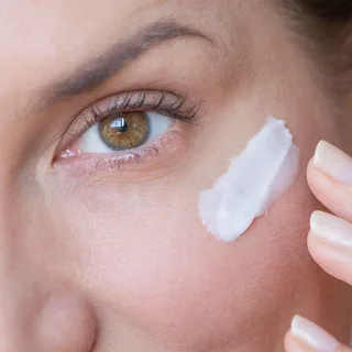 کرم روشن کننده پوست طبیعی بدون مواد شیمیایی  مضر