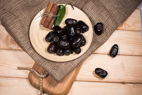 خرما مضافتی شیره‌ دار مناسب میان‌ وعده سالم