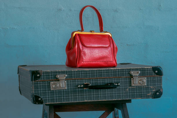 کیف چرم قرمز زنانه با ظاهری مینیمال و دوخت دقیق