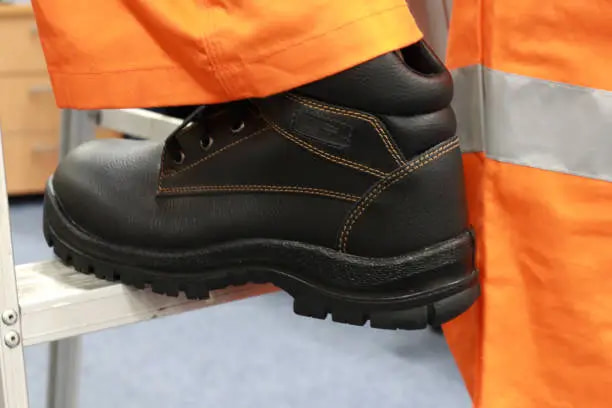 کفش ایمنی همکار مدل کارما برای کار طولانی با تهویه مناسب