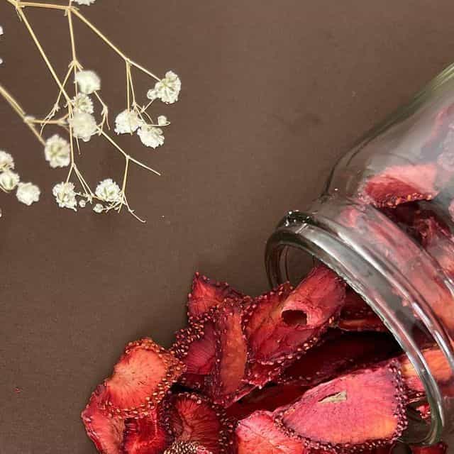 تصویر 2 از توت فرنگی خشک تازه و خوش‌ رنگ ممتاز بسیار باکیفیت