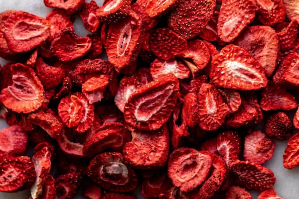 توت فرنگی خشک تازه و خوش‌ رنگ ممتاز بسیار با کیفیت و قیمت مناسب