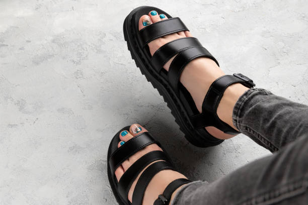 تصویر 2 از صندل دخترانه مشکی ساده و کاربردی هماهنگ با انواع پوشش