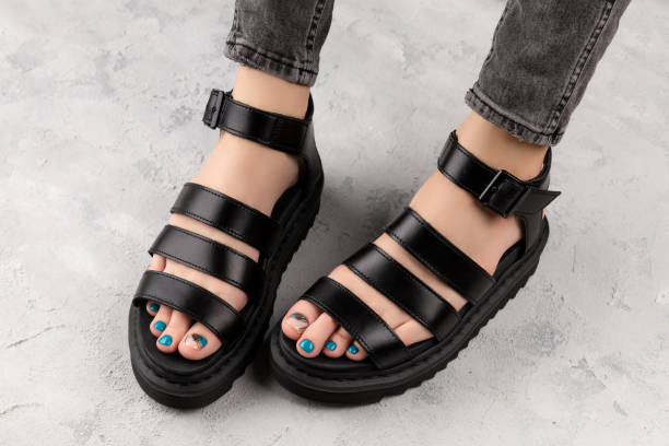 تصویر 1 از صندل دخترانه مشکی ساده و کاربردی هماهنگ با انواع پوشش