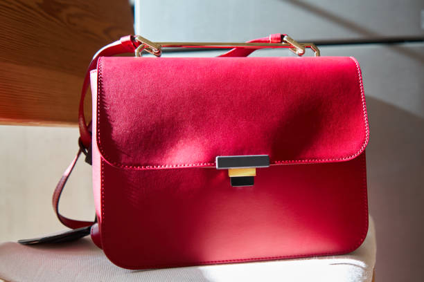 کیف قرمز مارال چرم مناسب هدیه با بسته‌ بندی ساده و شیک