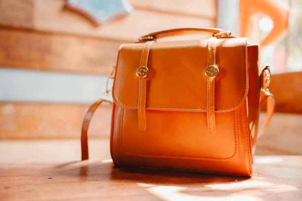 کیف چرم عسلی با ترکیب طراحی کلاسیک و راحتی در استفاده