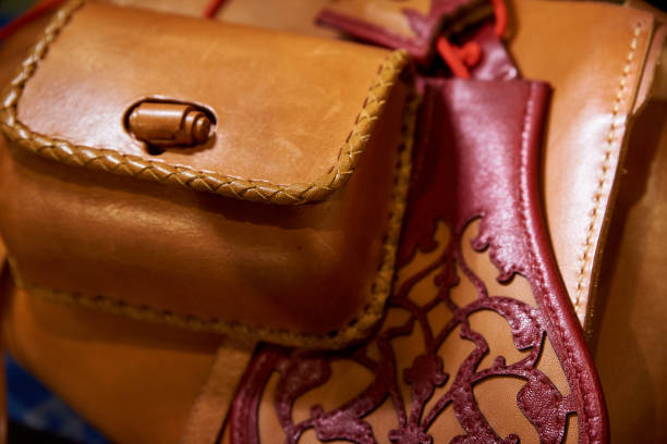 کیف چرم عسلی زنانه با فرم منظم و دوخت دقیق