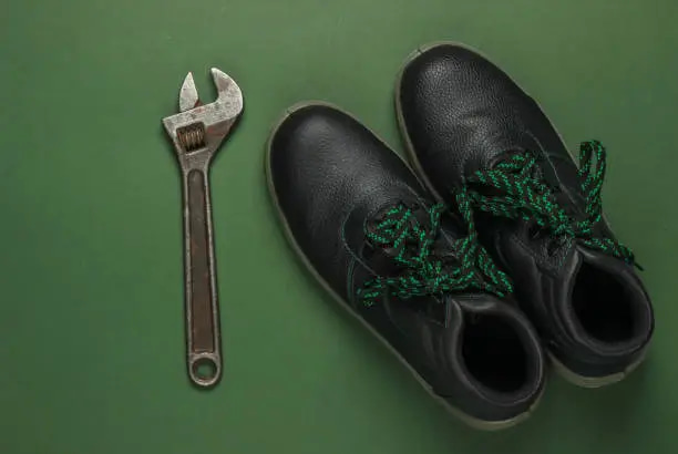 کفش ایمنی عایق برق فرزین طراحی شده شرایط حساس