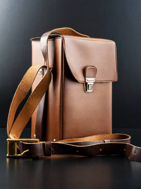 کیف چرم عمودی کوچک و سبک برای استفاده روزمره یا مهمانی