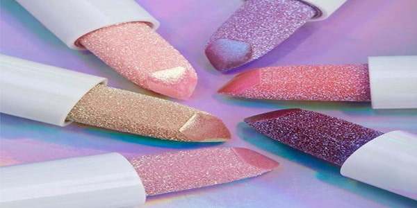 رژ لب مخملی اکلیلی با رنگ‌ بندی جذاب