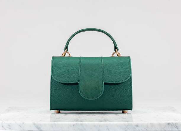 کیف چرم سبز با طراحی ساده و فرم منظم برای استایل‌ های رسمی