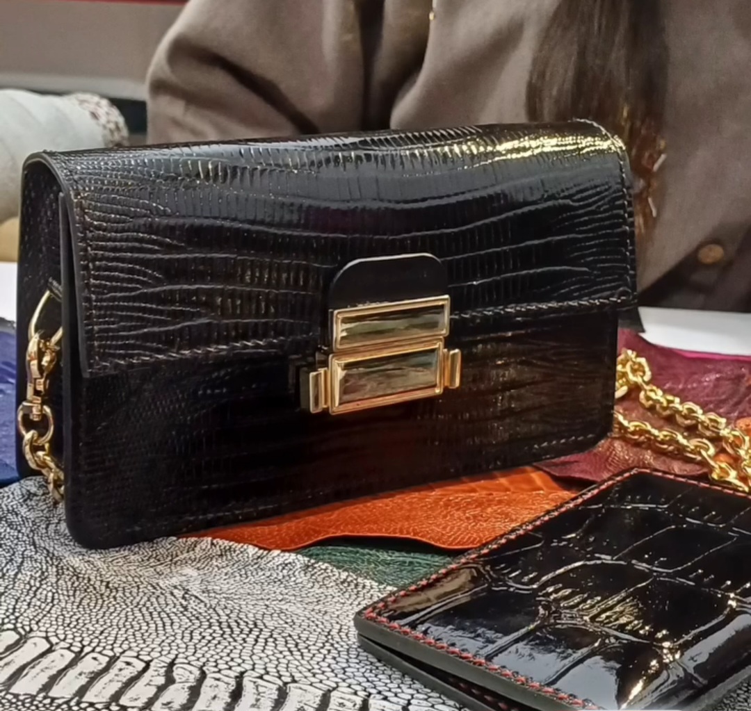 کیف دوشی زنانه مجلسی چرم (ورنی) دست دوز در فروش عمده