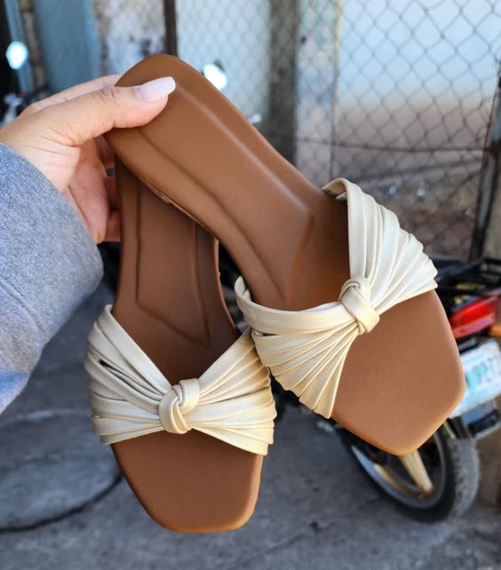 تصویر 1 از صندل زنانه چرمی با کیفیت بالا و دوخت محکم