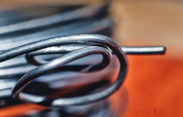 سیم مفتولی فلزی ساخته شده از فلز