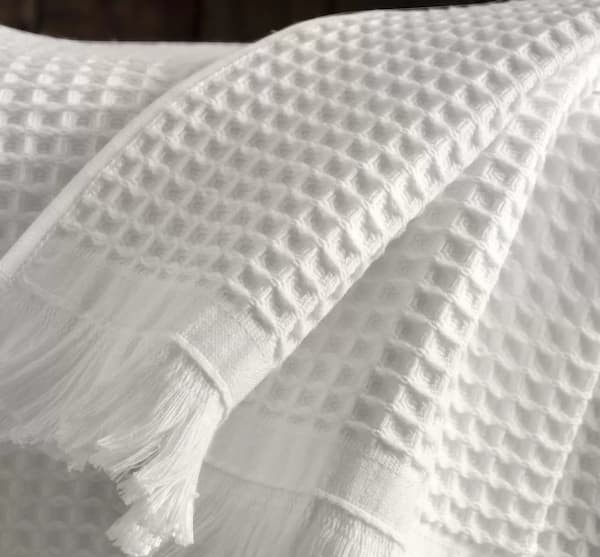 شال تخت سفید با طراحی زیبا و رنگ های شاد