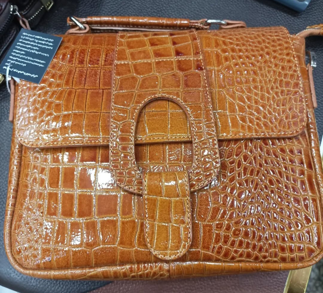 کیف دوشی زنانه چرم دستدوز با قیمت فروش استثنایی