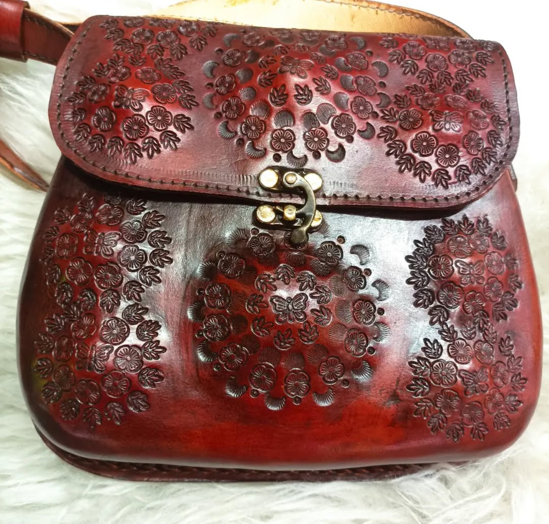 کیف دوشی زنانه چرم دستدوز حکاکی در فروش ویژه