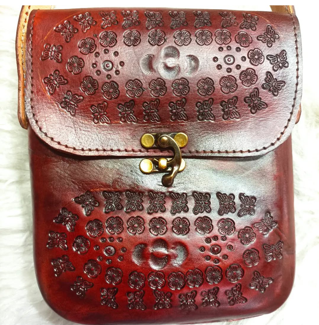 کیف دوشی زنانه چرم دستدوز حکاکی باقیمت عالی