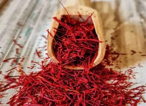 زعفران نگین ریزدانه رشته‌ های کوتاه و ظریف با رنگ‌ دهی سریع