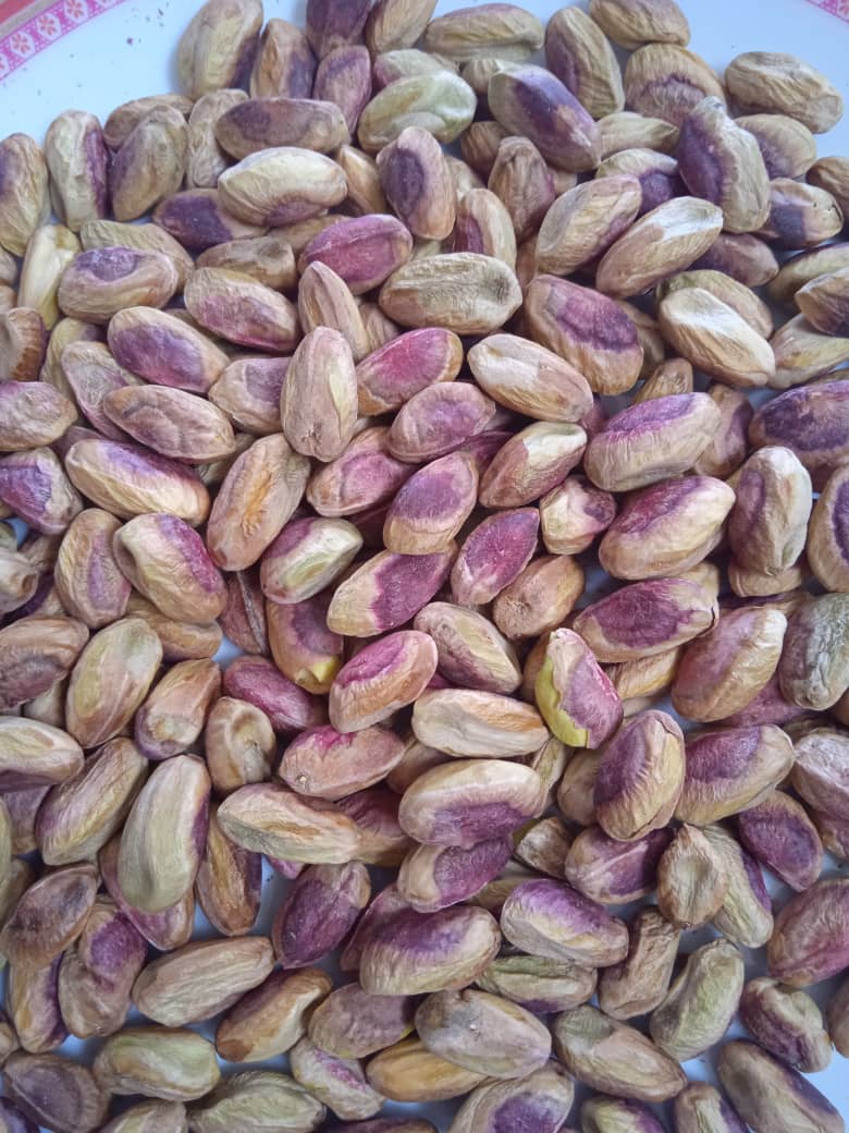 مغز پسته دندانه قنادی پاک شده و تمیز