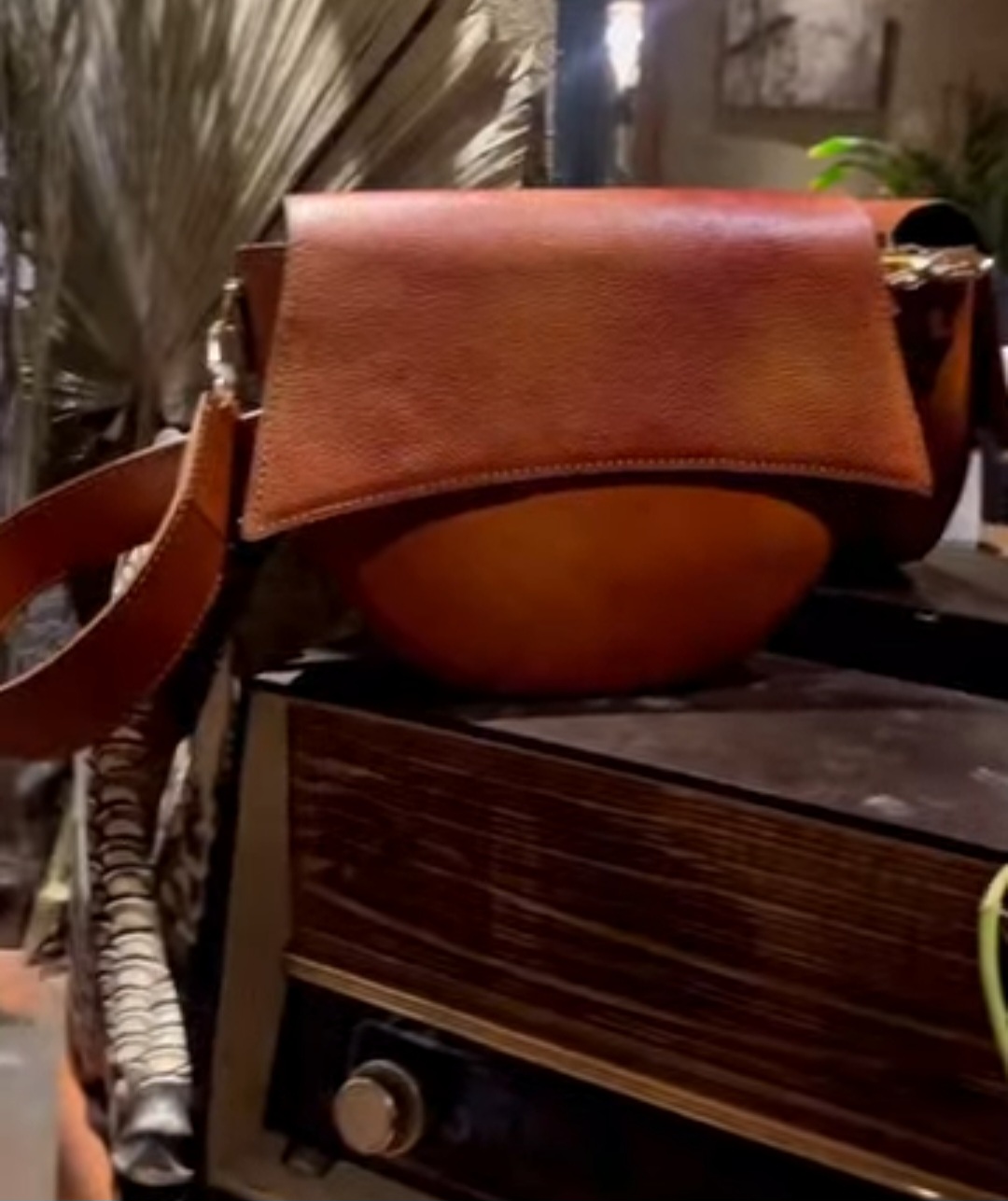 کیف دوشی زنانه چرم دستدوز با فروش ویژه