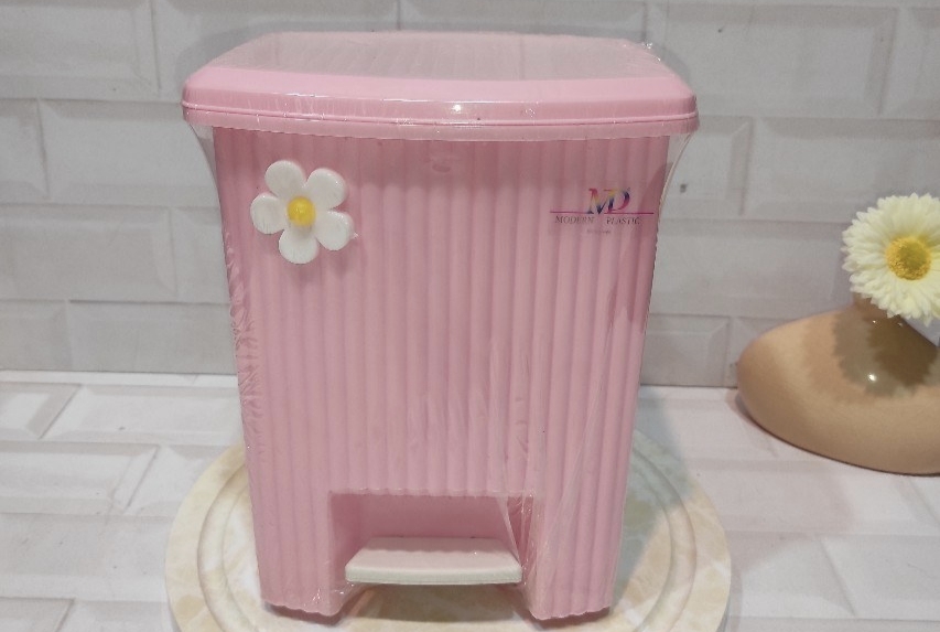 تصویر 5 از سطل پلاستیکی زباله اتاق مخصوص کنار تخت