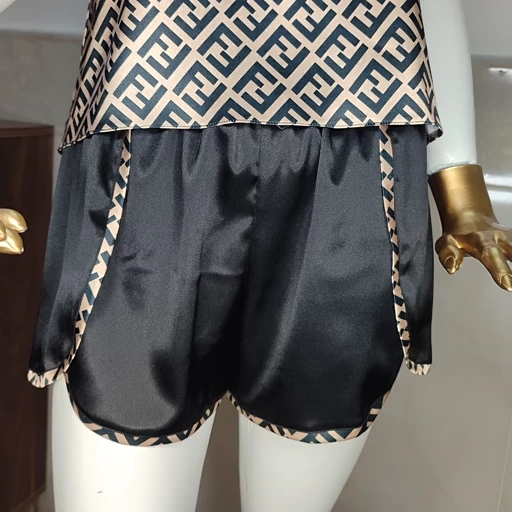 تصویر 3 از ست تاپ و شلوارک لاکچری ساتن الیکس ابریشم