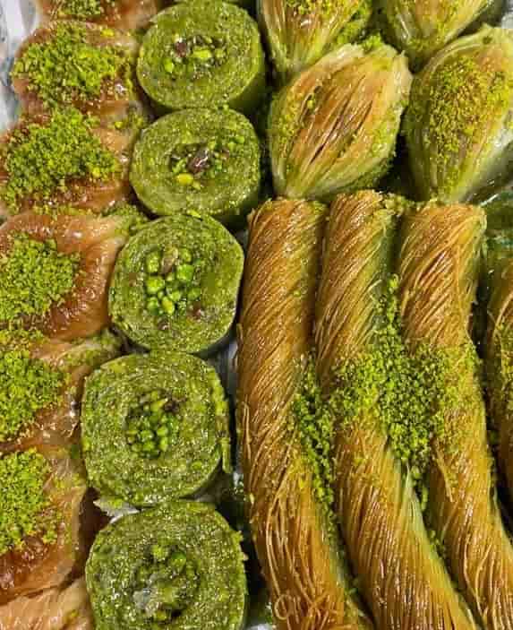 تصویر 2 از باقلوا هزارلایه پسته‌ ای با عطر دلنشین