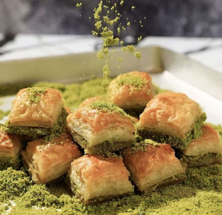 تصویر 4 از باقلوا هزارلایه پسته‌ ای با عطر دلنشین