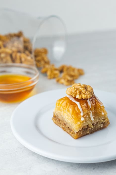 باقلوا گردویی تازه با عطر زعفران درجه یک