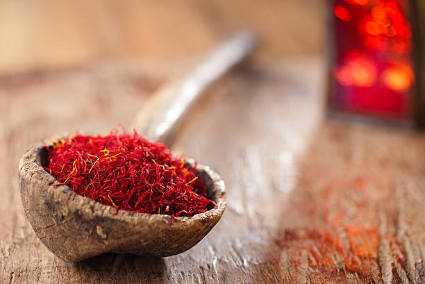 زعفران نگین سنتی خشک در سایه با عطر اصیل