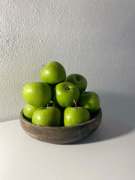 سیب سبز ترش و خوش‌ رنگ مناسب سالاد و میان وعده