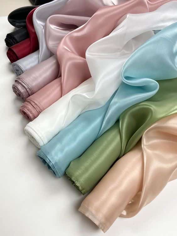 پارچه ساتن براق و لطیف مناسب لباس مجلسی و دوخت ظریف