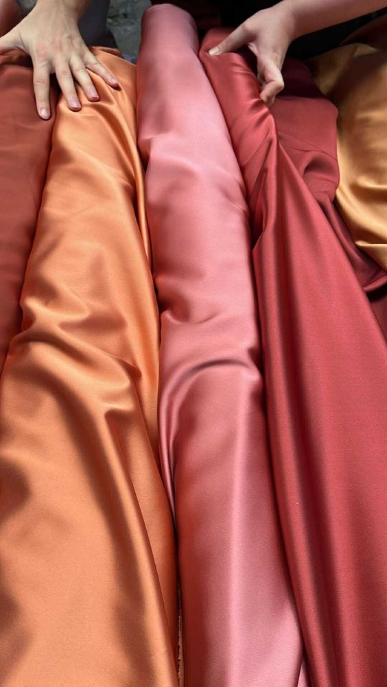 تصویر 2 از پارچه ساتن براق و لطیف مناسب لباس مجلسی و دوخت ظریف