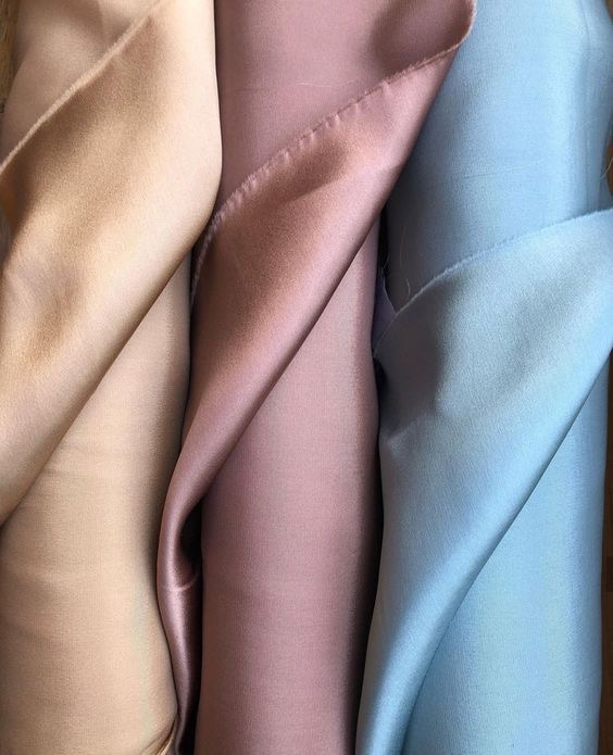 تصویر 1 از پارچه ساتن براق و لطیف مناسب لباس مجلسی و دوخت ظریف